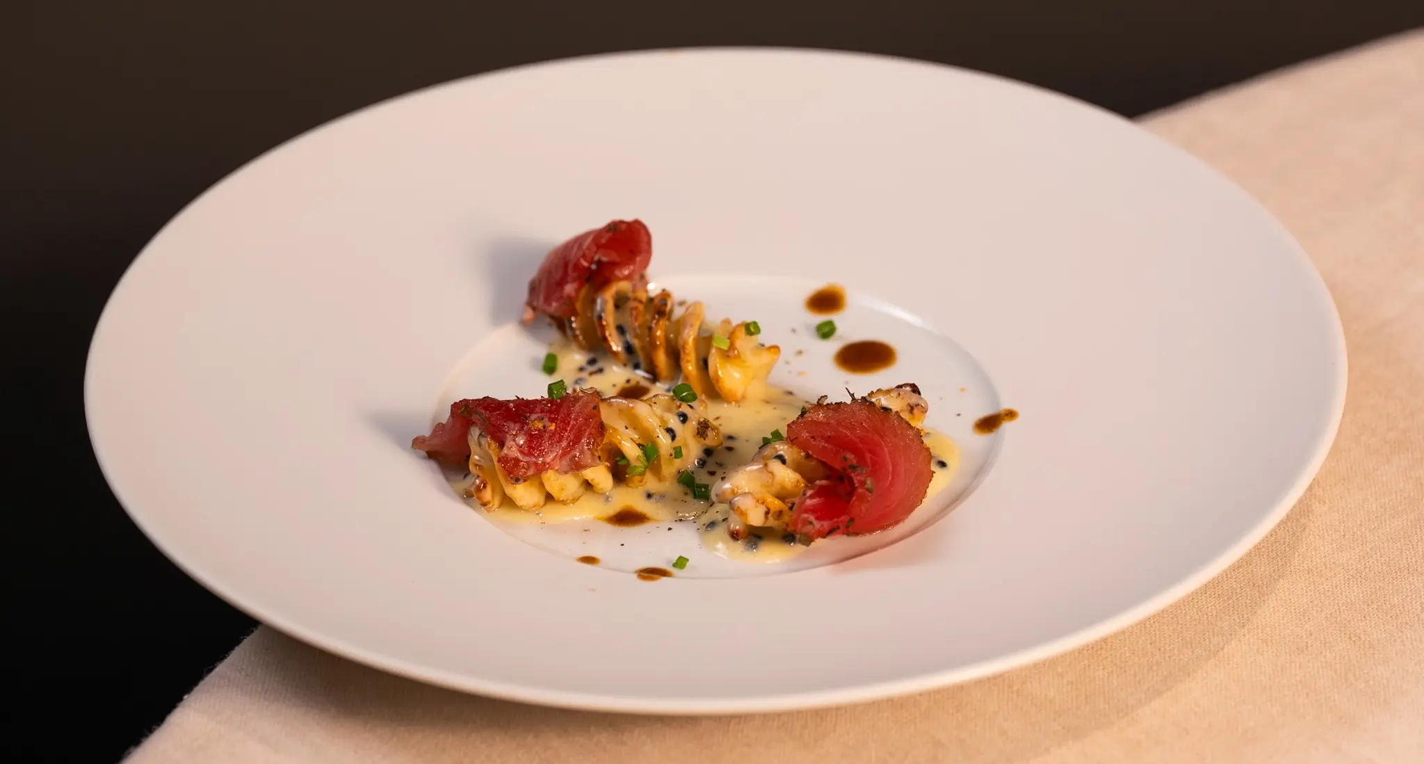 Piatto gourmet di Antica Osteria Cera su ceramica scura