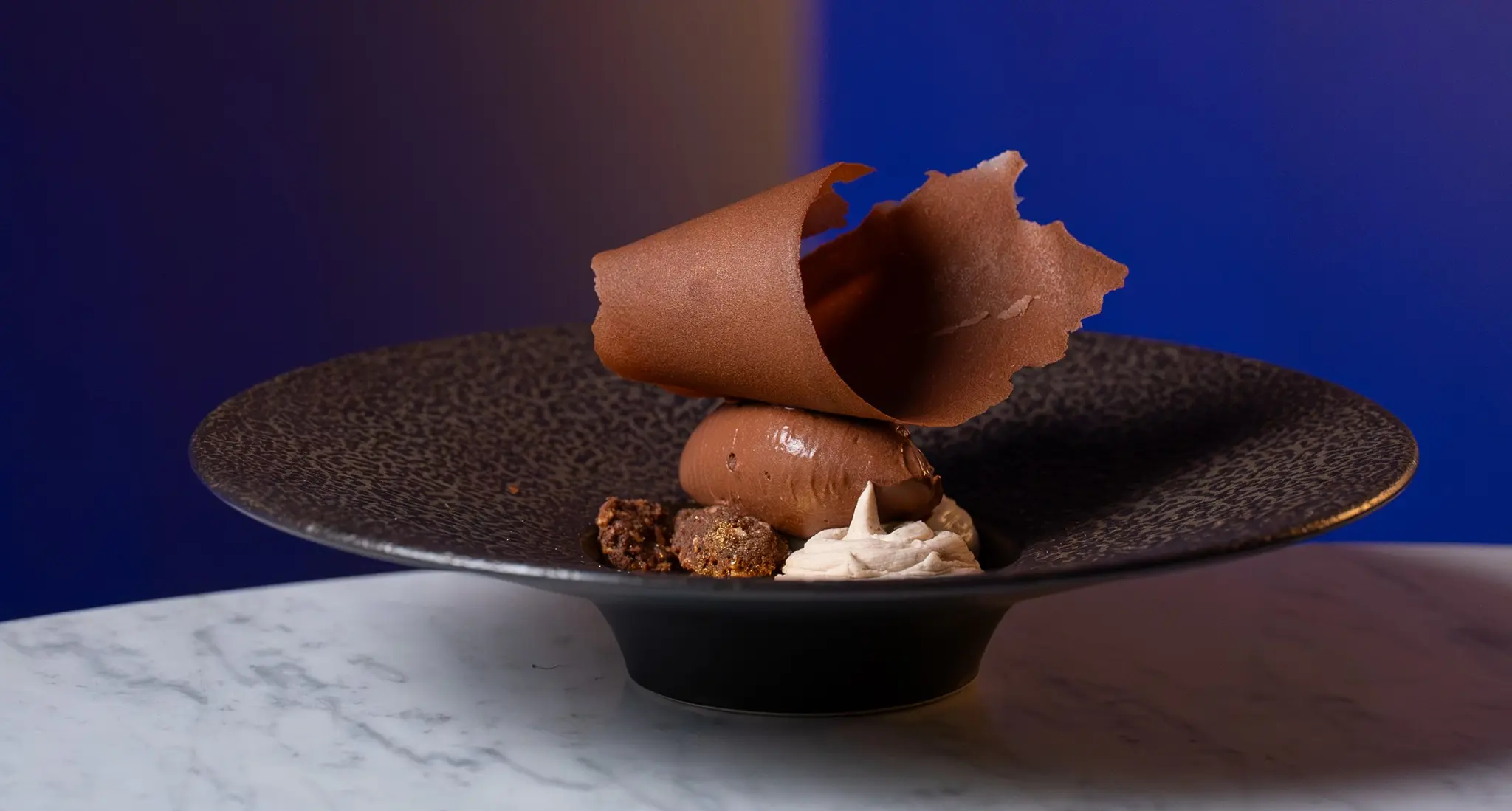 Creazione gourmet con fiori edibili
