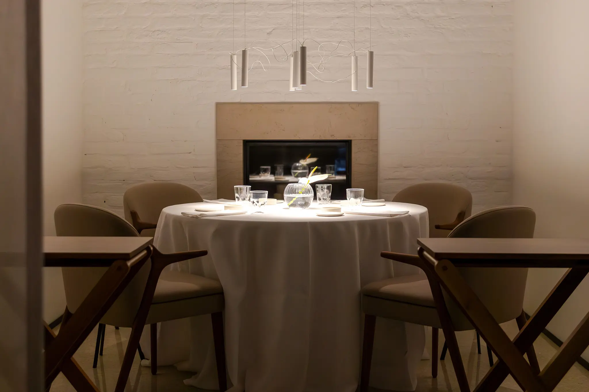 Tavolo apparecchiato nella sala di Antica Osteria Cera
