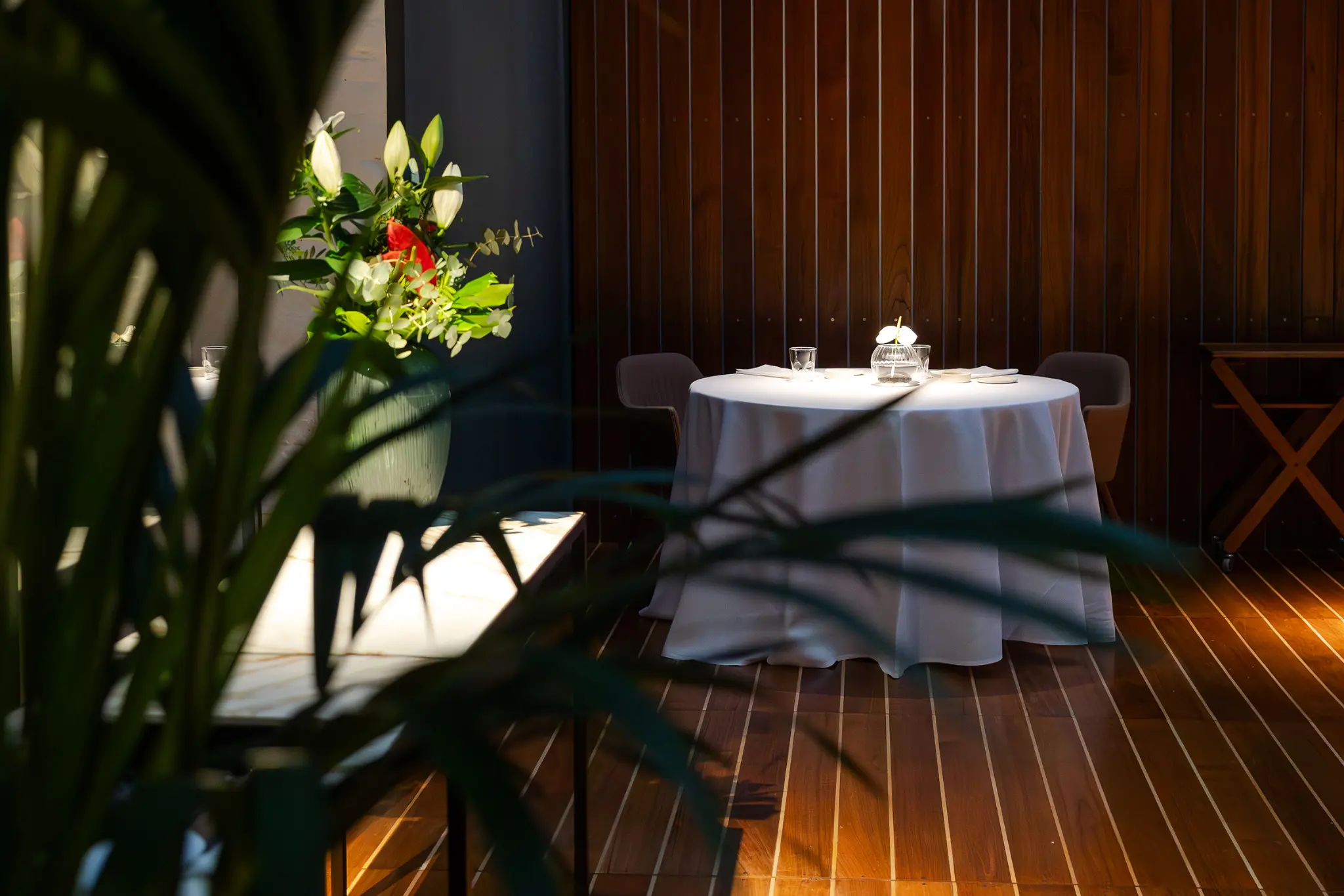 Sala di Antica Osteria Cera affacciata sul verde