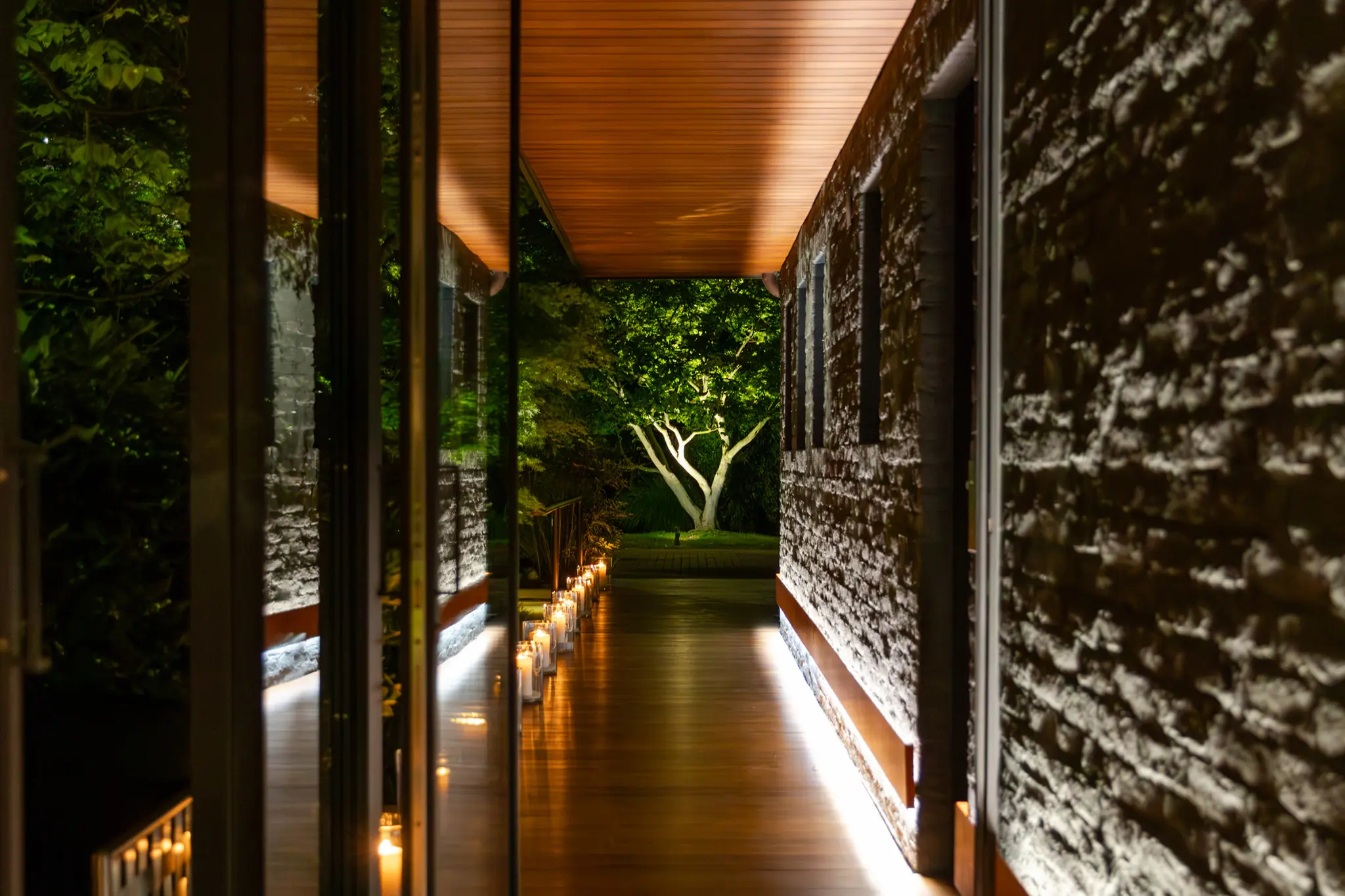 Ingresso illuminato di Antica Osteria Cera