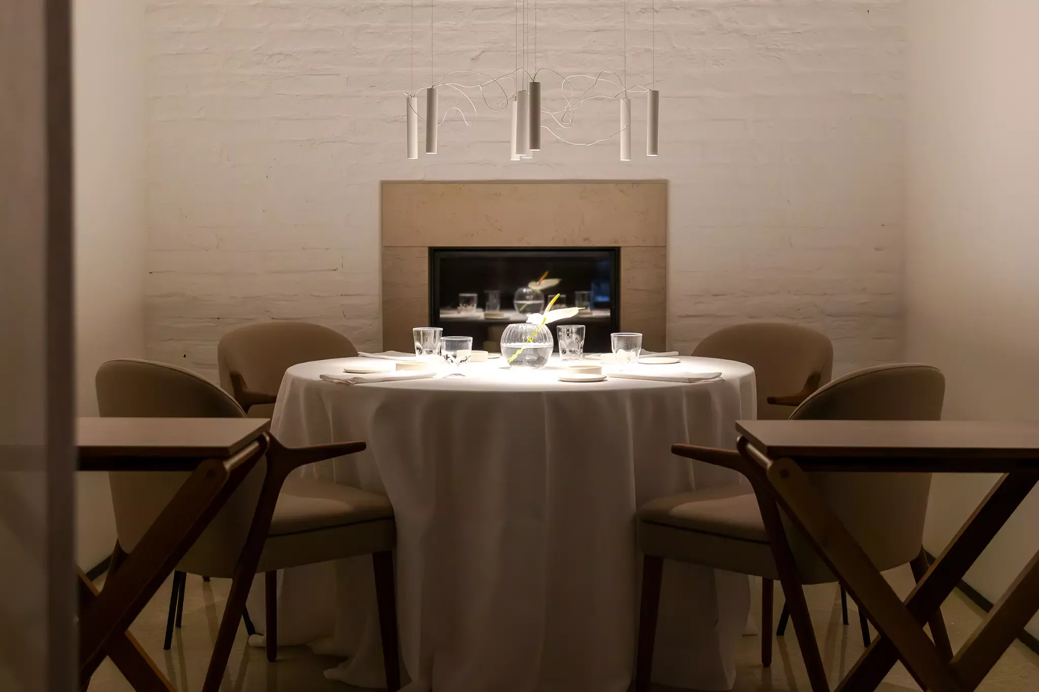 Tavolo apparecchiato nella sala di Antica Osteria Cera